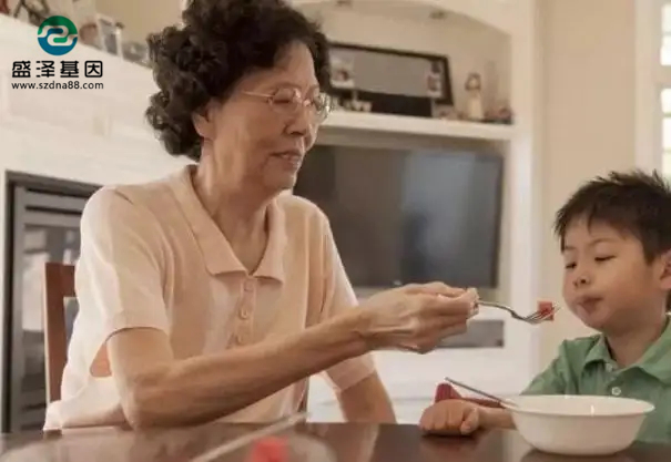 張阿姨瞞著兒媳婦給孫子做親子鑒定，鑒定報告出來老兩口驚呆了！