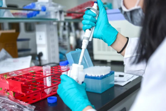 20歲女性產(chǎn)子后，竟要求6名男人來做親子鑒定，事情結(jié)局讓人痛心