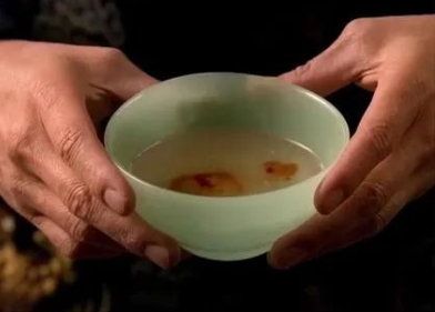 偏信&ldquo;滴血認(rèn)親&rdquo;雙方親屬血液相融于清水引鬧劇 DNA親子鑒定才可靠